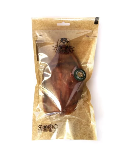 Oreja-cerdo-iberico-w01.jpg Dažnai užduodami klausimai (DUK) Kaip šunims kasdienėje dietoje pasiūlyti Iberijos kiaulės ausį? Siūlykite šį dantų užkandį kaip atlygį treniruočių metu arba tarp valgymų, kad paskatintumėte kramtyti ir išlaikytumėte dantų sveikatą. Ar Iberijos kiaulienos ausis šunims tinka mažiems šunims? Jis skirtas vidutiniams ir dideliems šunims, tačiau kai kurie maži šunys, įpratę kramtyti kietus užkandžius, gali mėgautis juo, visada prižiūrimi. Ar Iberijos kiaulienos ausis šunims gali pakeisti pagrindinį maistą? Ne, jis rekomenduojamas kaip subalansuotos mitybos papildymas arba atlygis. Ar Iberijos kiaulės ausis yra saugi šunims? Taip, kadangi jis yra 100% natūralus ir dehidratuotas be priedų, jis yra saugus. Tačiau prižiūrėkite savo augintinį, kad išvengtumėte per daug nurijimo ar nelaimingų atsitikimų. Kodėl Iberijos kiaulių ausis šunims yra naudinga dantų sveikatai? Didelis jo kietumas padeda išvalyti dantis kramtant, mažina apnašų susidarymą ir skatina gerą dantų higieną. Natūralus dantų užkandis jūsų šuns gerovei Iberijos kiaulienos ausis šunims yra puikus užkandis norint palaikyti dantų sveikatą, skatinti kramtyti ir suteikti daugiau pramogų. Dėl didelio baltymų kiekio, mažo riebalų kiekio ir didelio skonio, tai yra 100 % natūralus pasirinkimas, suteikiantis naudos dantų higienai ir mitybai. Suteikite savo šuniui akimirką skonio, sveikatos ir linksmybių su Iberijos kiaulienos ausimis!