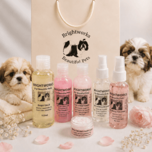 Brightworks Puppy Starter Pack – šuniuko priežiūros rinkinys – profesionalių kailio priežiūros priemonių rinkinys, skirtas šuniukams nuo 2 savaičių amžiaus. Rinkinyje rasite švelnų šampūną su alavijais ir ramunėlėmis, šampūno ir kondicionieriaus mėginius, mini priežiūros purškiklius bei Fairy Dust mėginį. Puikus pasirinkimas pirmajai šuniuko priežiūrai arba dovana naujam augintinio šeimininkui.
