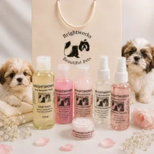 Brightworks Puppy Starter Pack – šuniuko priežiūros rinkinys – profesionalių kailio priežiūros priemonių rinkinys, skirtas šuniukams nuo 2 savaičių amžiaus. Rinkinyje rasite švelnų šampūną su alavijais ir ramunėlėmis, šampūno ir kondicionieriaus mėginius, mini priežiūros purškiklius bei Fairy Dust mėginį. Puikus pasirinkimas pirmajai šuniuko priežiūrai arba dovana naujam augintinio šeimininkui.