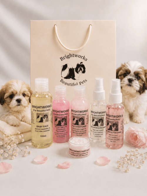 Brightworks Puppy Starter Pack – šuniuko priežiūros rinkinys – profesionalių kailio priežiūros priemonių rinkinys, skirtas šuniukams nuo 2 savaičių amžiaus. Rinkinyje rasite švelnų šampūną su alavijais ir ramunėlėmis, šampūno ir kondicionieriaus mėginius, mini priežiūros purškiklius bei Fairy Dust mėginį. Puikus pasirinkimas pirmajai šuniuko priežiūrai arba dovana naujam augintinio šeimininkui.